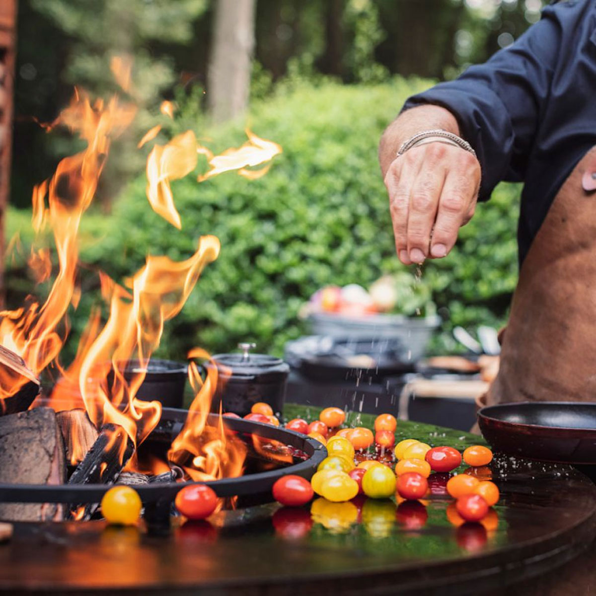 Vielfältiges Grillen auf der OFYR Feuerschale Island Black 100 PRO Keramik Dunkelgrau